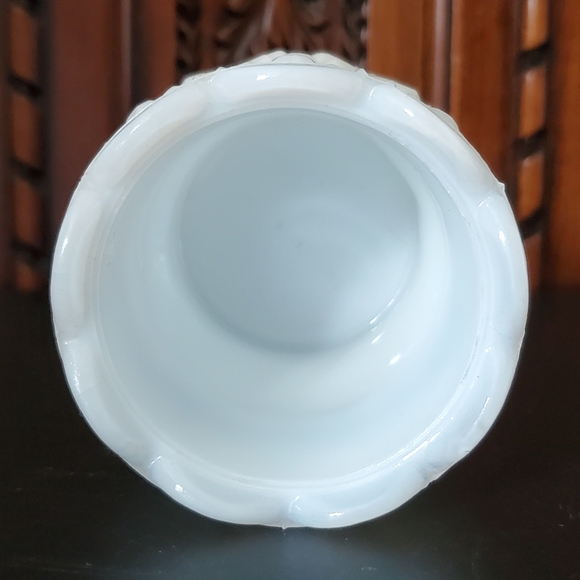 Vntg 3 1/4" Daisy and Button Scalloped Edge Thick Milk Glass Piece - Picture 5 of 9